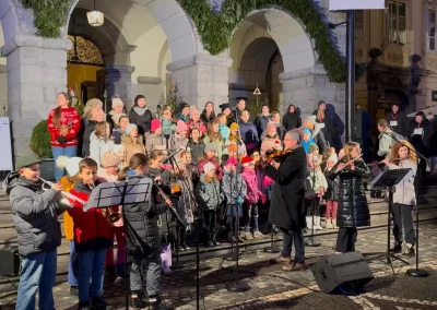 osvv_Nastop pevskega zbora z instrumentalisti pred mestno hišo Ljubljana